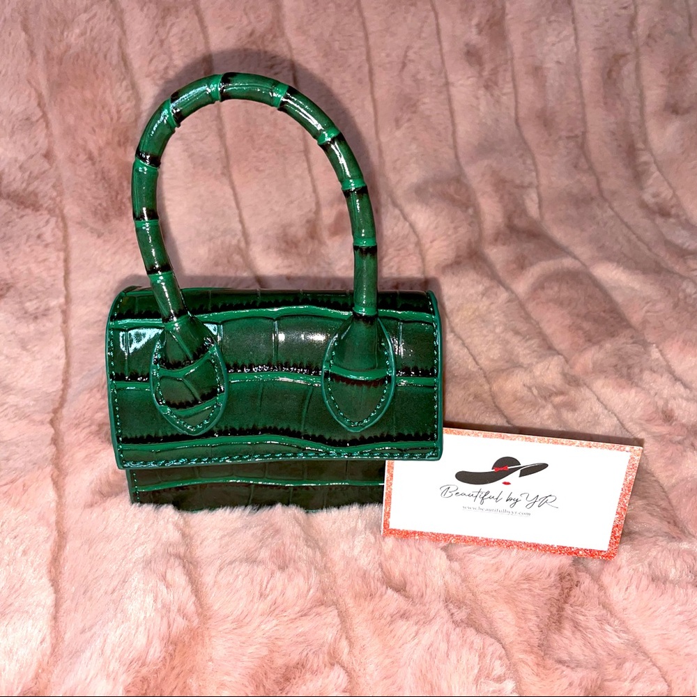This mini bag is forest (dark green color) perfect for Fall season.